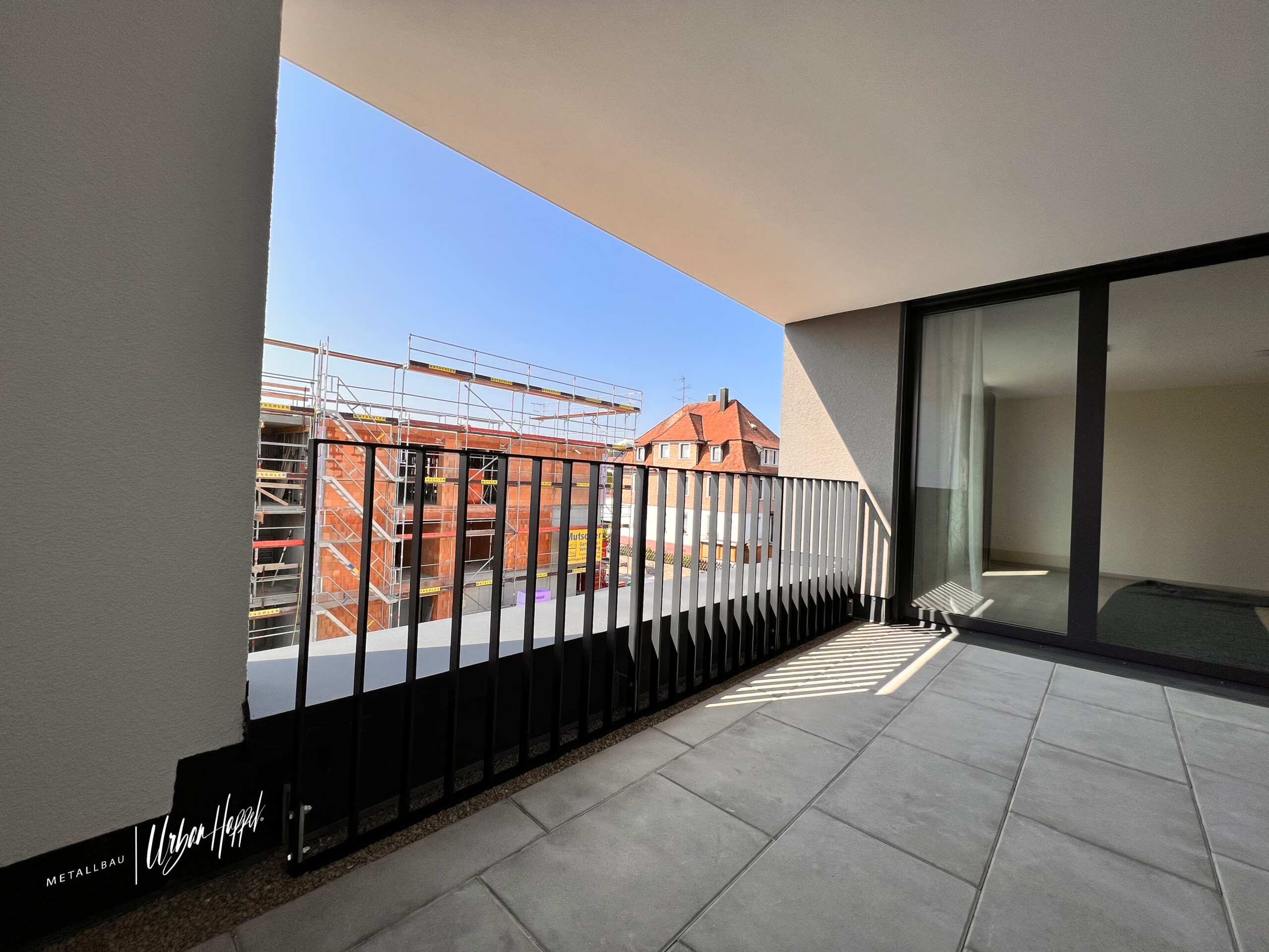 Außen Staketengeländer an einer Loggia gemacht von urban und happel