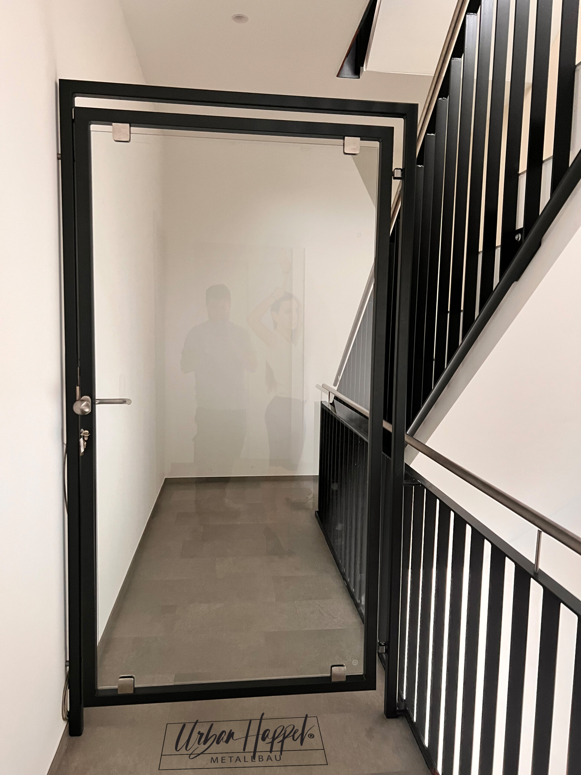 Türe mit transparentem glas gebaut von urban und happel