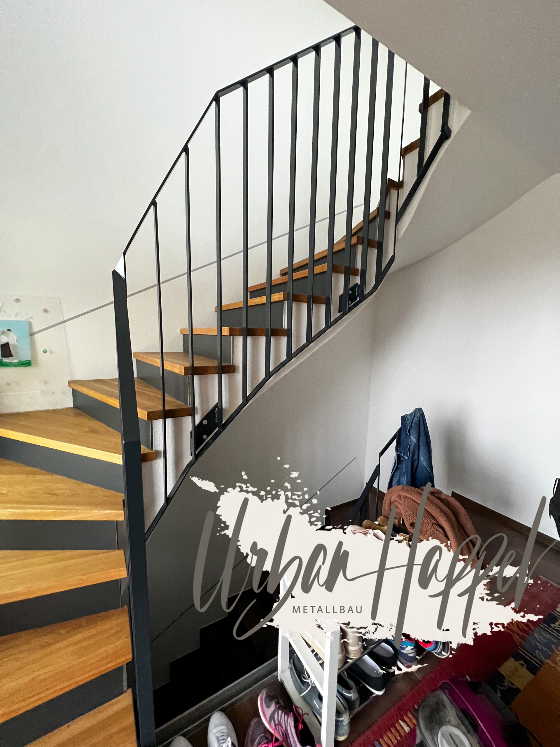 Staketengeländer im Innenbereich der Treppe angepasst