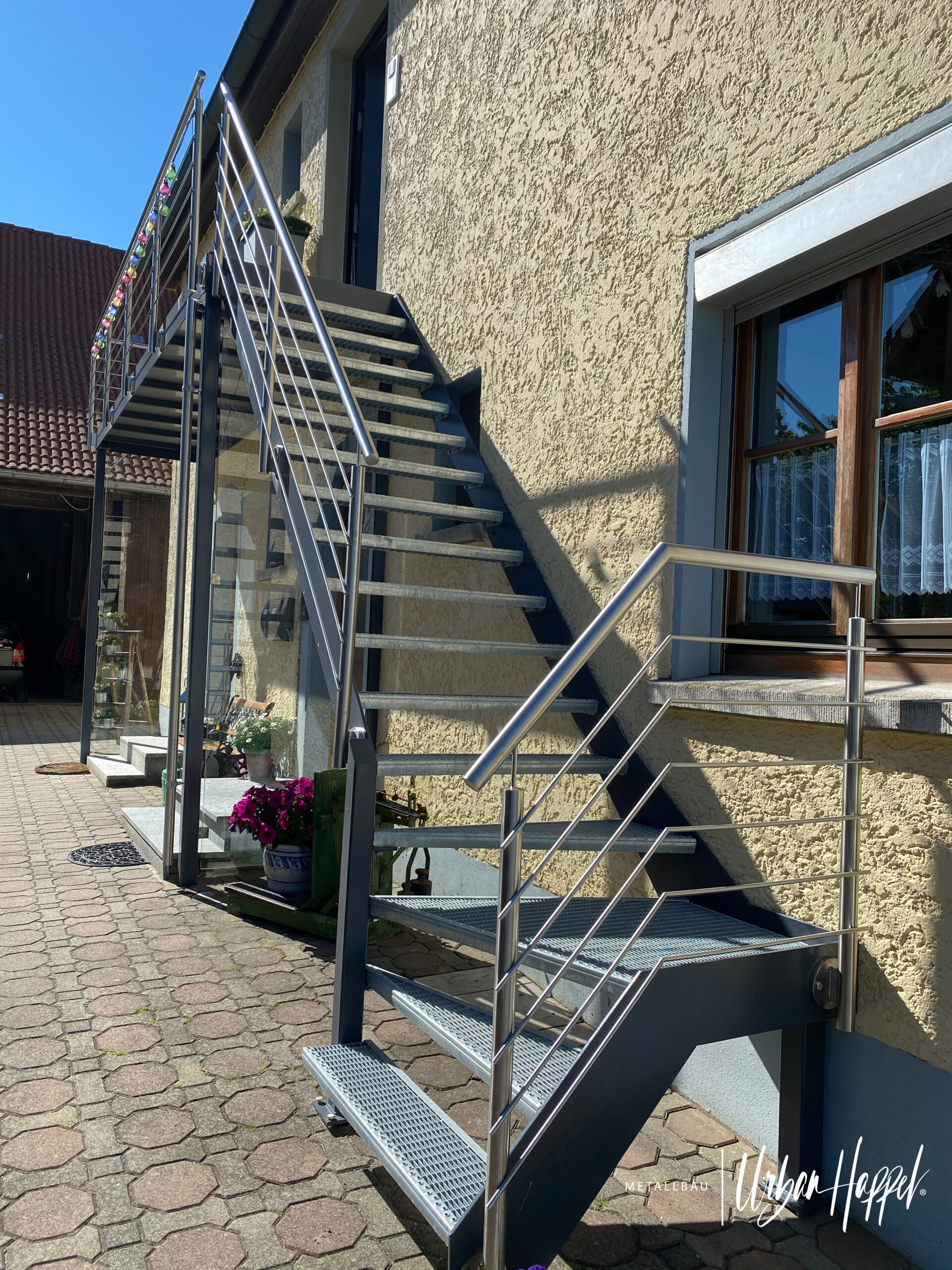 Treppe mit podest und windfang