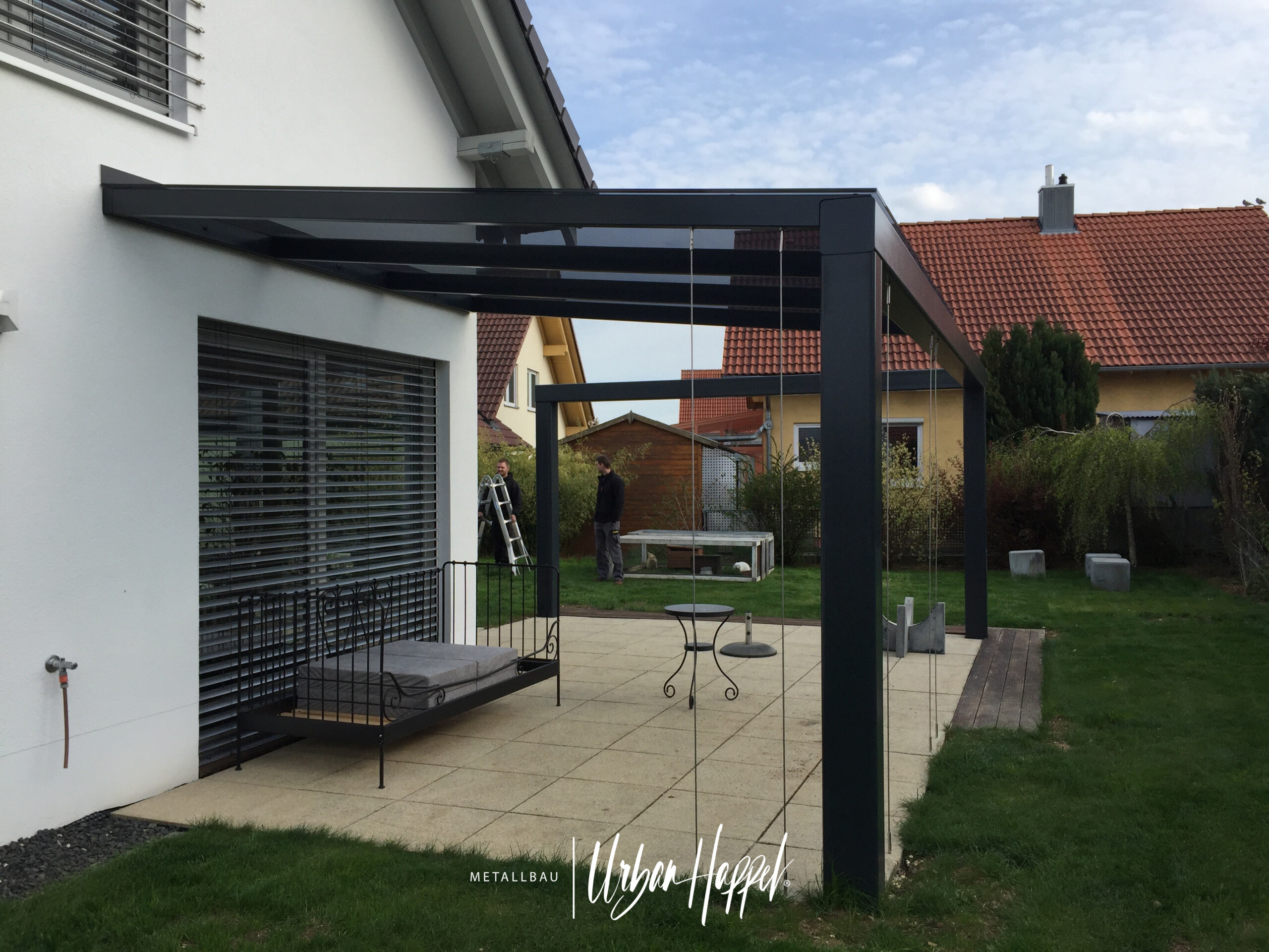 Vordach aus 200x200x10 profile und getöntem glas