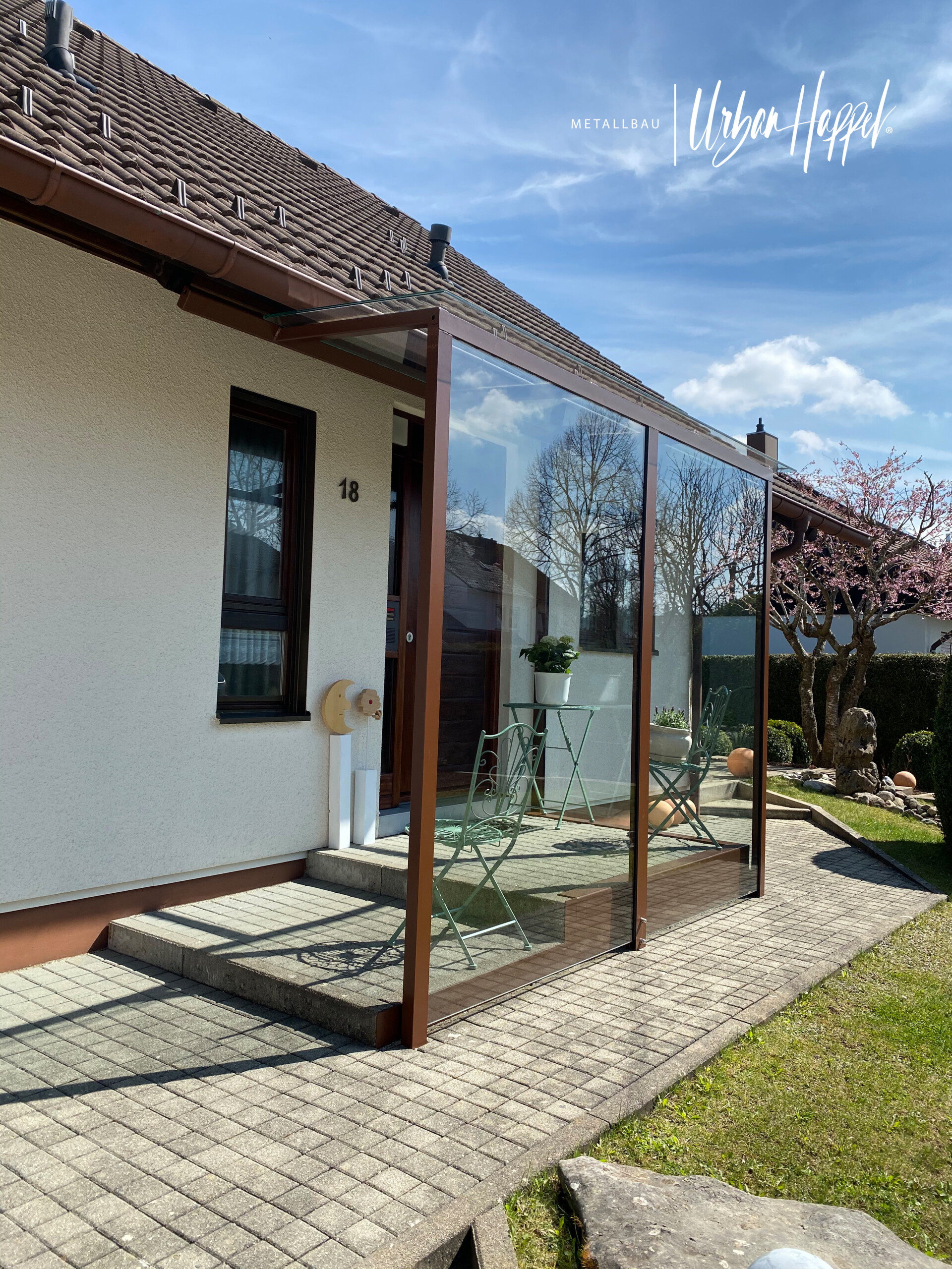 vordach in braun mit glas