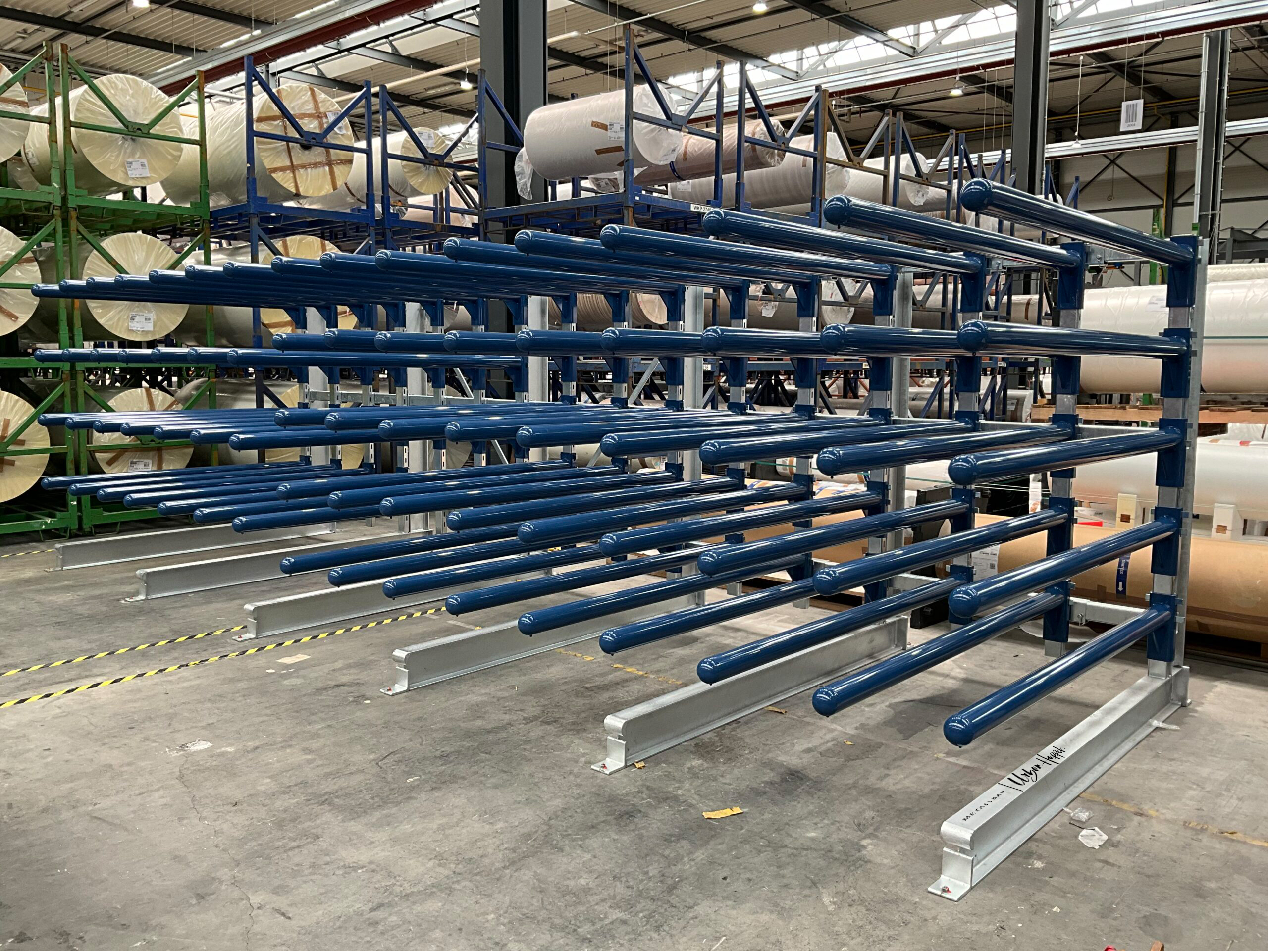 Regalsystem von Urban und Happel Sleeveregal, Kragarmregal Blau und verzinkt in eine Halle