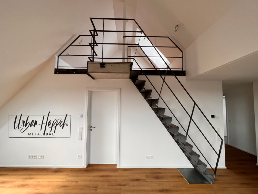 k177 Treppe Volksbank DG wohnung Kopie Maßgefertigte Innentreppe aus Stahl in einem modernen Neubau der Volksbank Laichingen. Die Treppe und das Geländer wurden vollständig vor Ort geschweißt und montiert. Zur Stabilisierung wurden technische Maßnahmen gegen das Schwingen der Blechtritte beim Begehen umgesetzt. Das Geländer ist im minimalistischen Industrie-Stil gehalten.