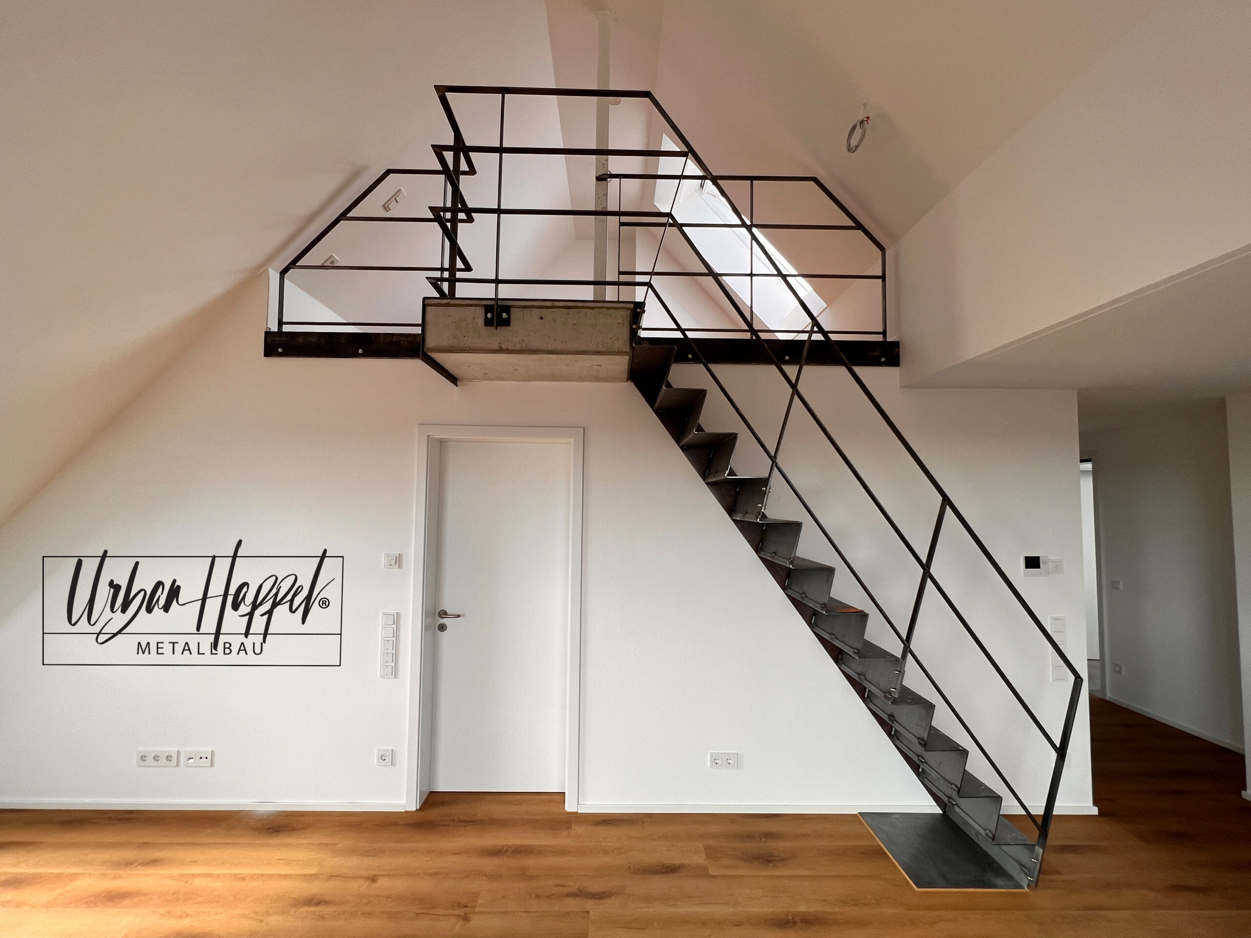 Maßgefertigte Innentreppe aus Stahl in einem modernen Neubau der Volksbank Laichingen. Die Treppe und das Geländer wurden vollständig vor Ort geschweißt und montiert. Zur Stabilisierung wurden technische Maßnahmen gegen das Schwingen der Blechtritte beim Begehen umgesetzt. Das Geländer ist im minimalistischen Industrie-Stil gehalten.