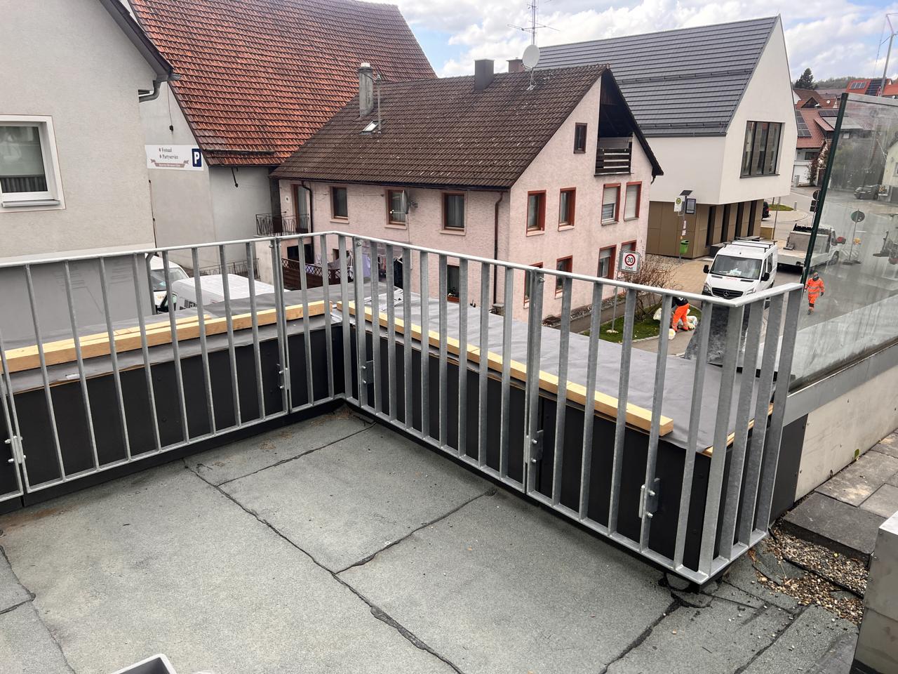 staketengelaender-dach-baeckerei-metallbau-laichingen Staketengeländer aus Stahl auf dem Dach einer Bäckerei – gefertigt und montiert von Metallbau Urban & Happel aus Laichingen