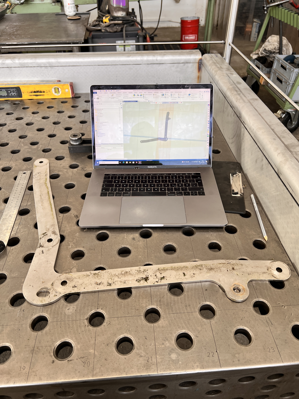 metallbau-laichingen-edelstahl-cad-ersatzteil CAD-Erfassung eines Edelstahlbauteils in der Metallbau Werkhalle in Heroldstatt