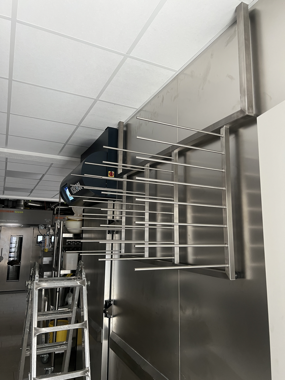 Hygienische Edelstahl-Lösung für Bäckereibetriebe Abgehängtes Edelstahl-Backblechgestell in einer Bäckerei – hygienische Sonderanfertigung von Metallbau Urban & Happel aus Laichingen