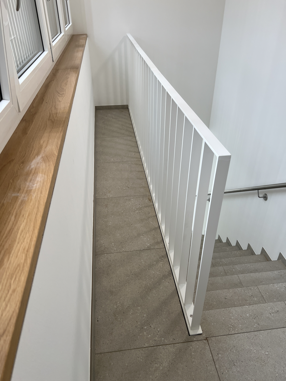 staketengelaender-innen-estrichwinkel-metallbau-Feldstetten Weiß pulverbeschichtetes Staketengeländer im Innenbereich mit integriertem Estrichwinkel – Metallbau Urban & Happel Laichingen