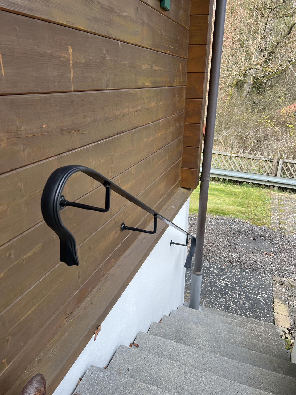 geschmiedeter-handlauf-individuell-metallbau-laichingen Geschmiedeter Handlauf nach Kundenvorstellung mit verdeckter Wandbefestigung – Metallbau Urban & Happel aus Laichingen