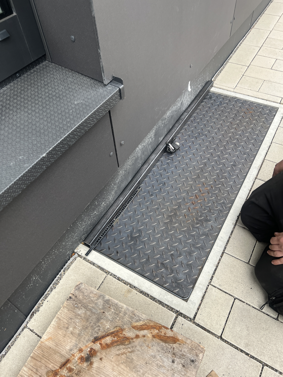 Befahrbare Schachtabdeckung aus Stahl mit Verriegelung – gefertigt von Metallbau Urban & Happel aus Laichingen Befahrbare Schachtabdeckung aus Stahl mit Verriegelung – gefertigt von Metallbau Urban & Happel aus Laichingen